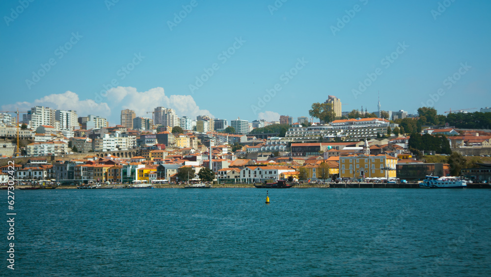 Naklejka premium Neutral landscape view of the river and buildings in Porto