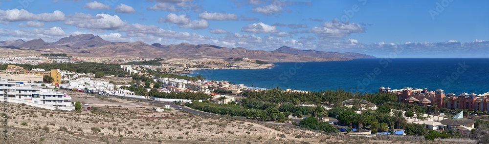 Costa Calma, Fuerteventura, Kanarische Inseln, Spanien - breites Panorama, Blick über den Ort mit Meer, Küstenline und Landschaft