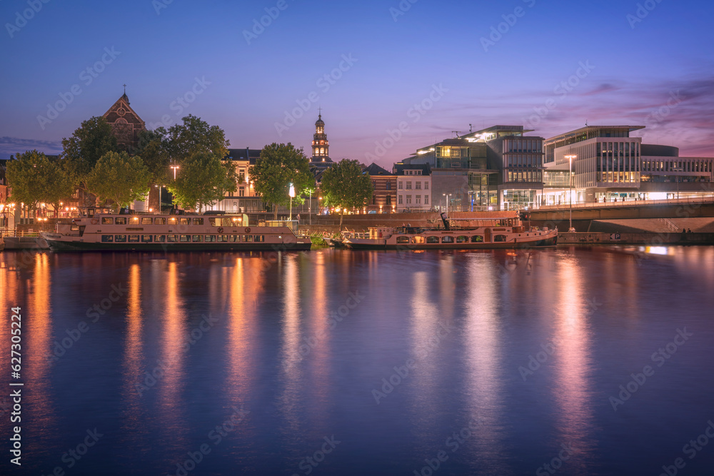 bunte Lichter der Stadt Maastricht zur blauen Stunde