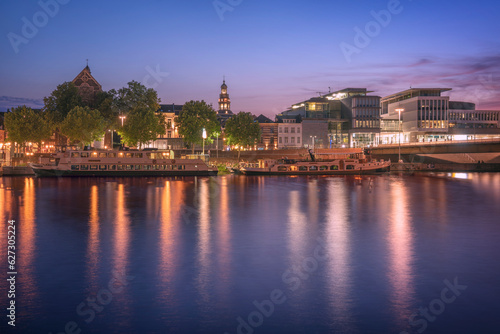 bunte Lichter der Stadt Maastricht zur blauen Stunde