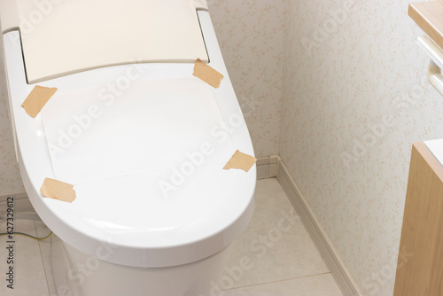 トイレの便座に貼られた空白の貼り紙