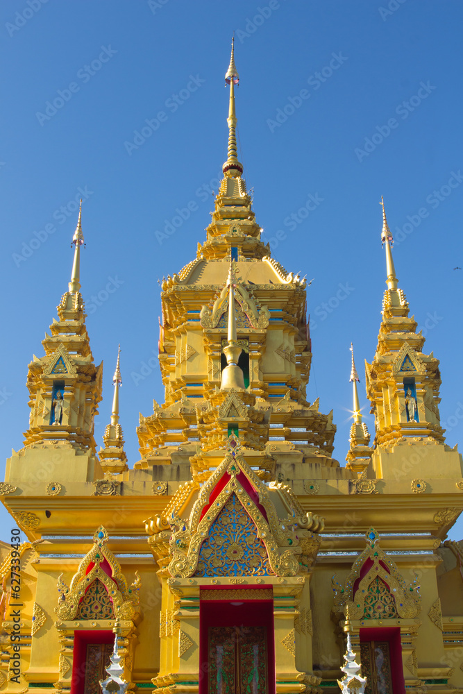 Naklejka premium golden pagoda in wat ka maed chomthong
