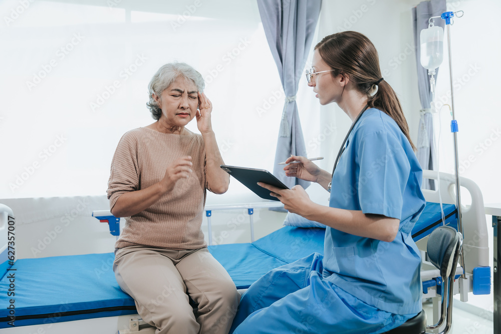 Obraz premium Portrait of beautiful doctor sharing data from digital tablet with elderly patient