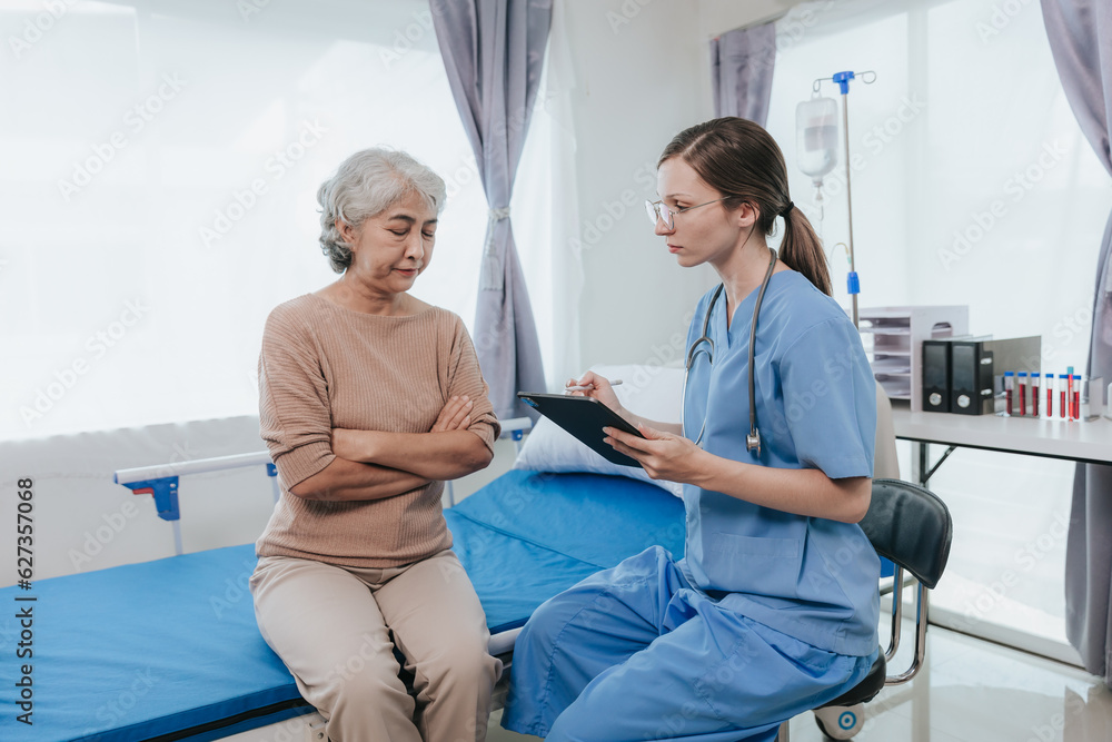 Obraz premium Portrait of beautiful doctor sharing data from digital tablet with elderly patient