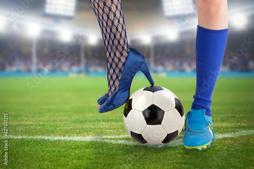 Damenfußball, Frau mit verschiedenen Schuhen und Fußball