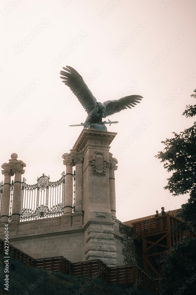 statue of an eagle
