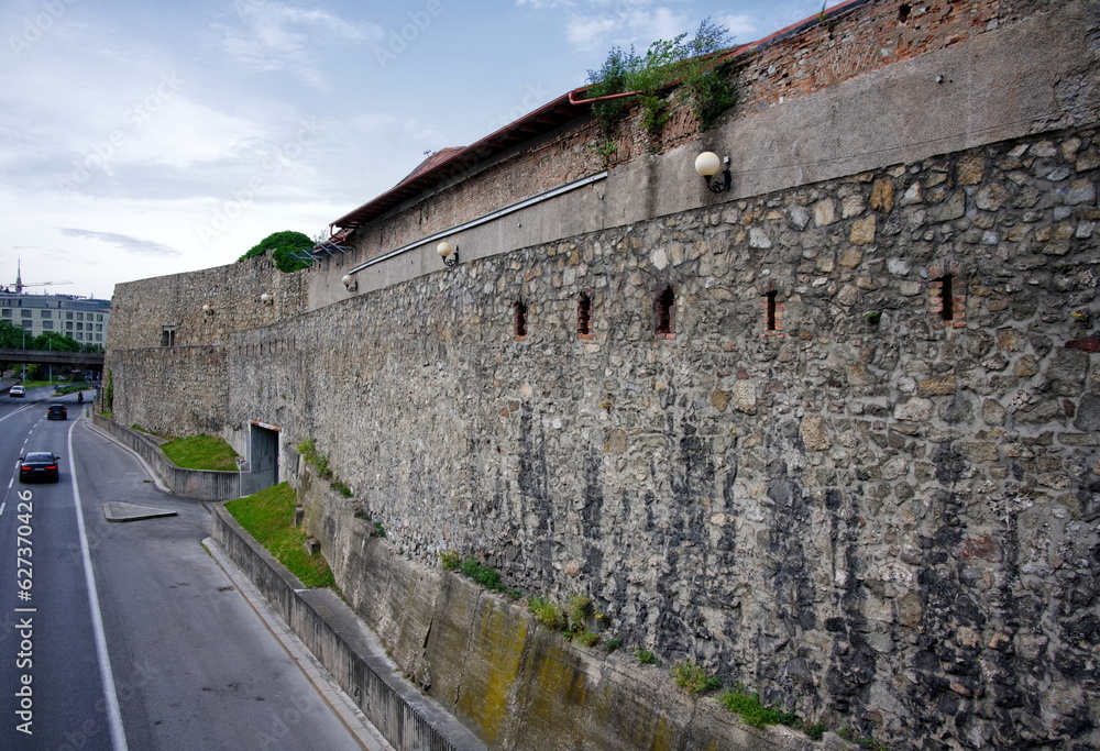 Stadtmauer und Schnellstraße in Bratislava