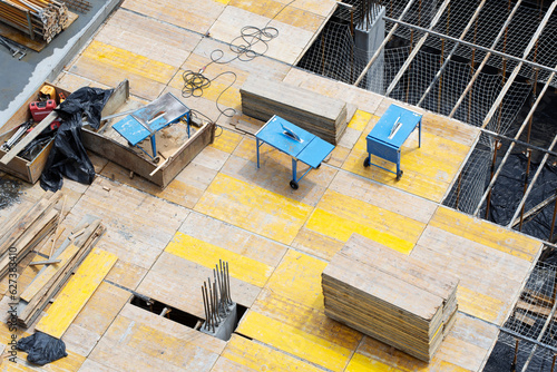 Chantier de construction d'un bâtiment vu d'en-haut