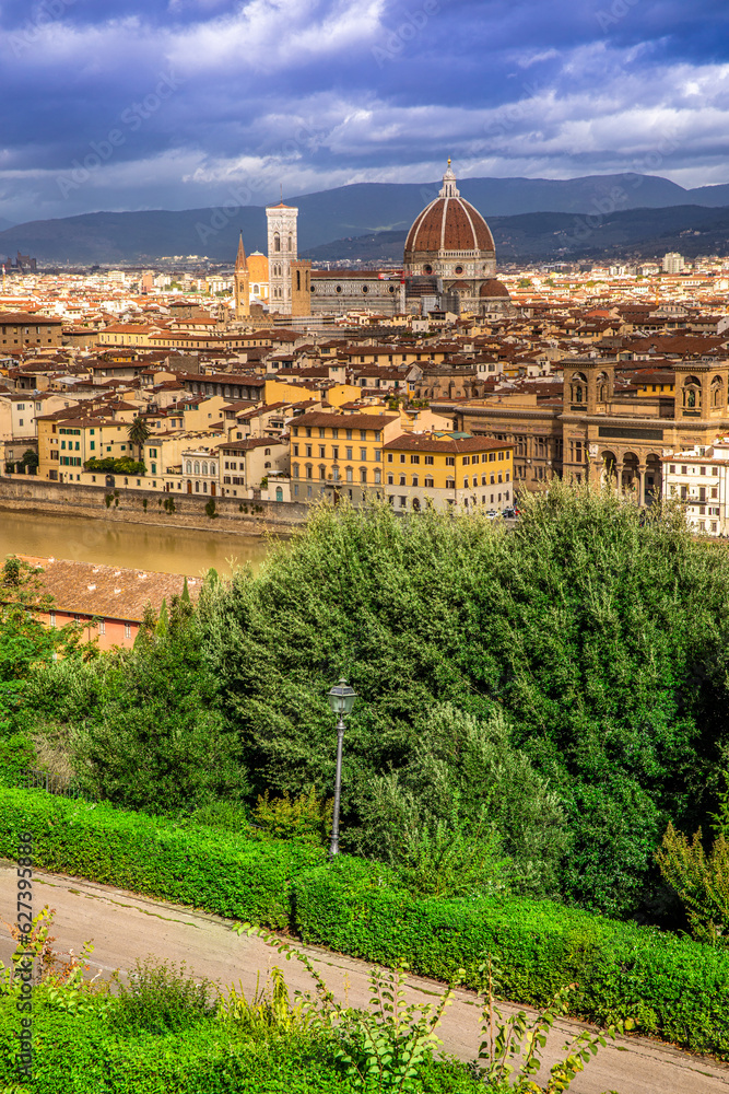 Florence city. Panoramic view to the river Arno, with Ponte Vecchio, Palazzo Vecchio and Cathedral of Santa Maria del Fiore (Duomo), Florence, Italy