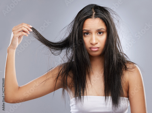 Φωτογραφία Hair, damage and portrait of woman in studio with worry for split ends, haircare crisis and weak strand