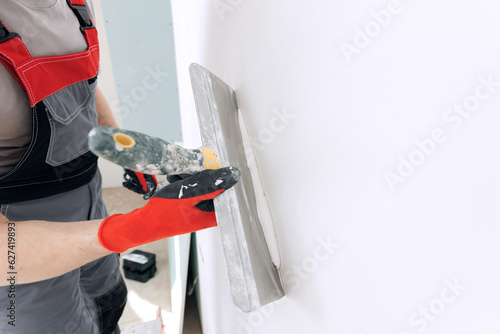 Wallpaper Mural Master working with plasters on white walls and putty screeds after installing drywall Torontodigital.ca