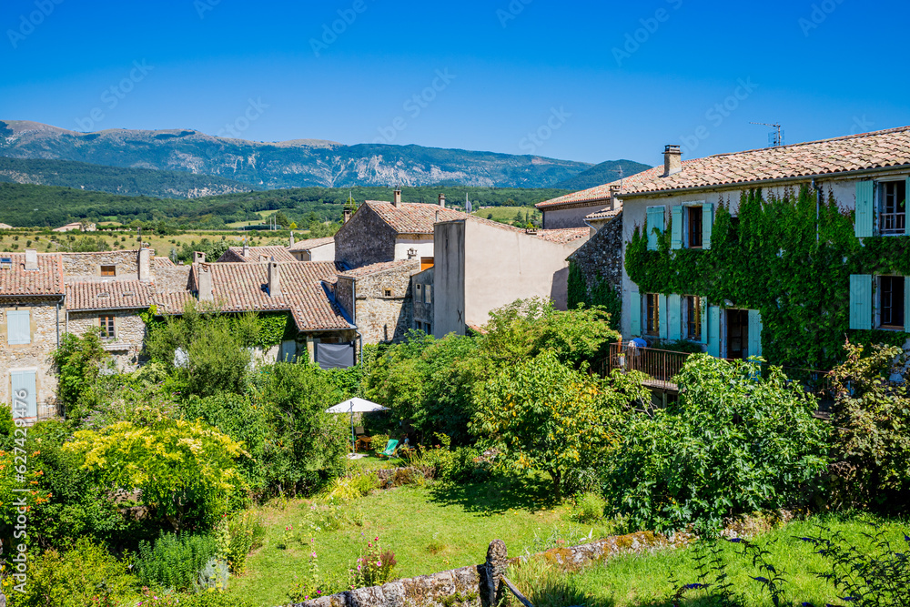 Dans le village de Bourdeaux dans la Drôme