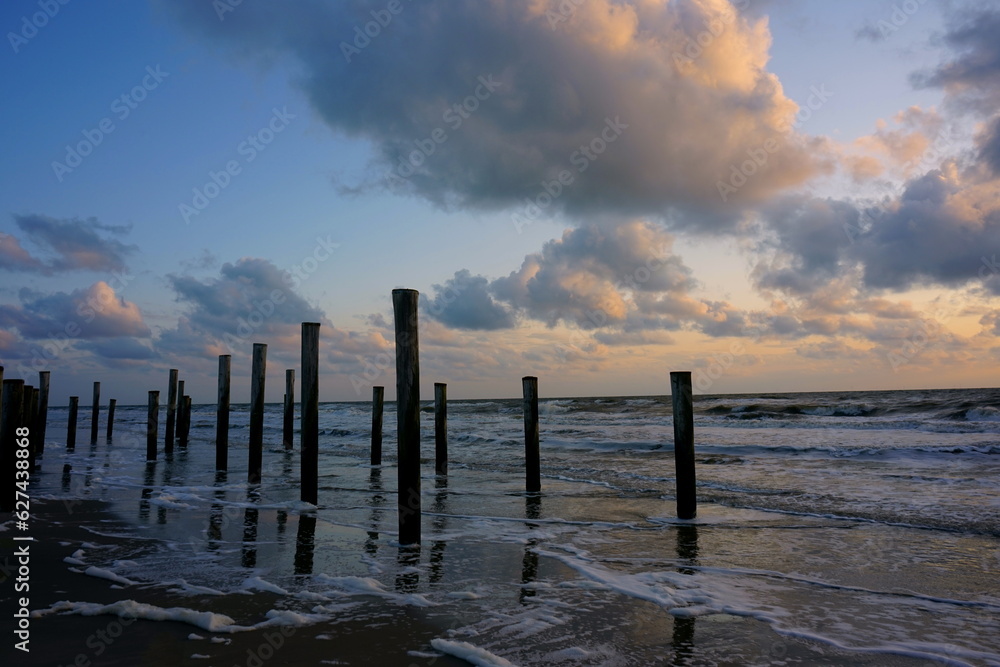 Fototapeta premium Buhnen in der Nordsee beim Abendrot