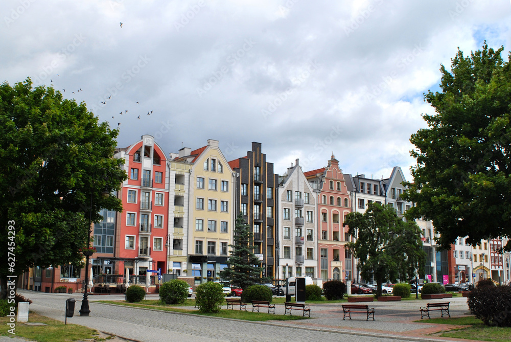 zdjęcie miejskiego krajobrazu kamienice przy placu w Elblągu Polska