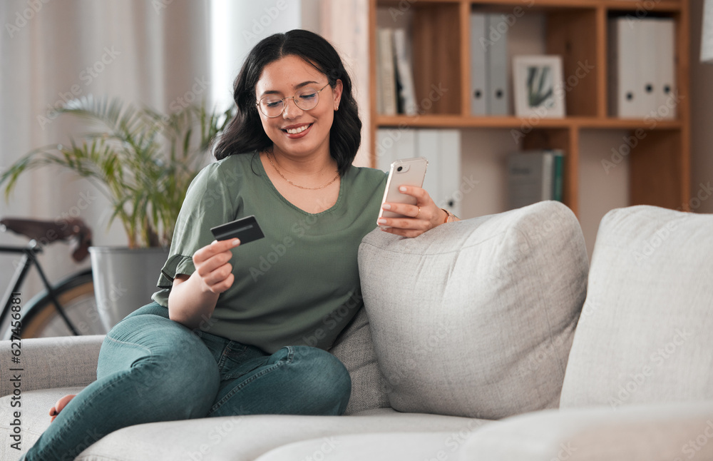 © Daniels C/peopleimages.com - Credit card, phone and woman for home online shopping, e commerce or fintech payment on sofa. Relax, loan and happy young person with internet banking, e learning subscription or easy web transaction © Daniels C/peopleimages.com - Credit card, phone and woman for home online shopping, e commerce or fintech payment on sofa. Relax, loan and happy young person with internet banking, e learning subscription or easy web transaction
