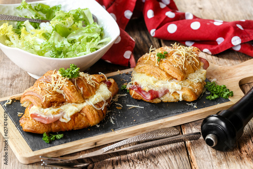 duo de croissants au jambon béchamel et gruyère, photo réelle