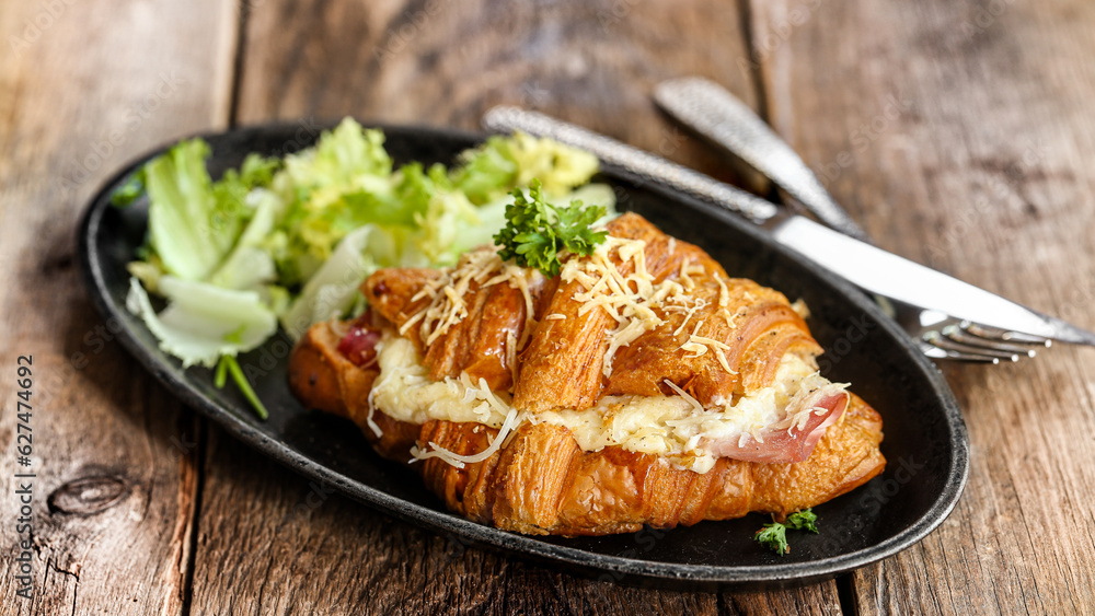 croissant au jambon béchamel et gruyère sur table en bois
, photo réelle
croissant au jambon béchamel et gruyère sur table en bois
, photo réelle