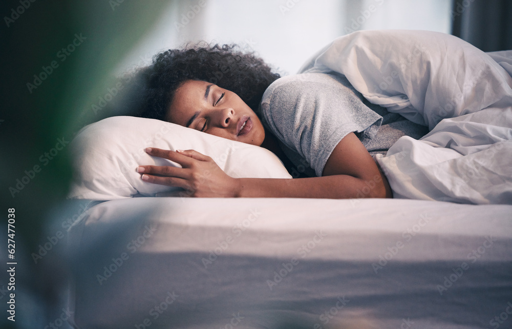 © Lategan/peopleimages.com - Sleeping, black woman and bed with morning nap in home with rest feeling calm with peace. House, bedroom and tired female person relax and comfortable on a pillow with blanket dreaming on weekend © Lategan/peopleimages.com - Sleeping, black woman and bed with morning nap in home with rest feeling calm with peace. House, bedroom and tired female person relax and comfortable on a pillow with blanket dreaming on weekend