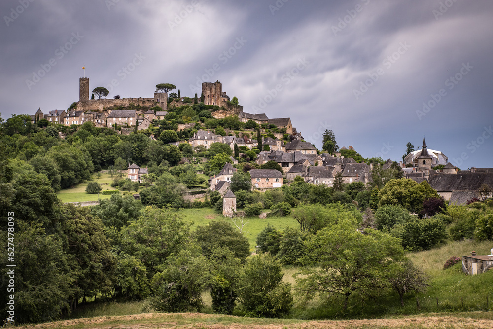 Turenne (Corrèze, France) - Vue de la cité médiévale sous un ciel nuageux et menaçant