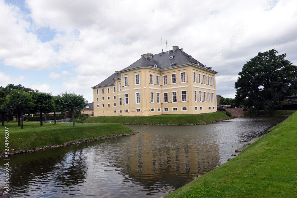 Schloss Miel, Barockschloss mit Golfplatz