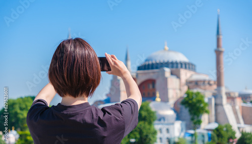 Foto アヤソフィアの写真を撮る女性