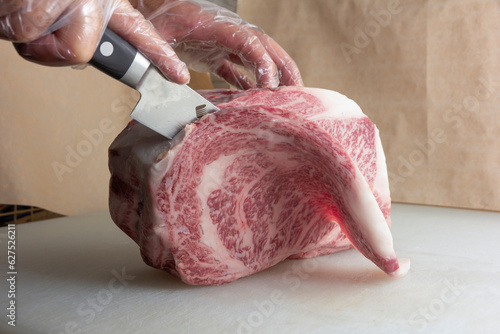 肉をカットする（目線低め）