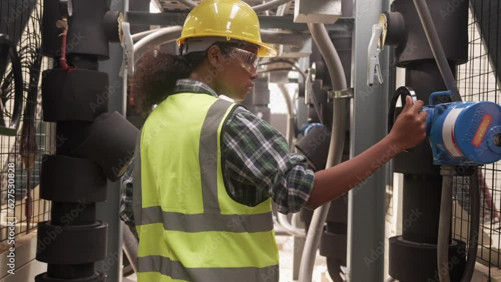 Engineers check control systems for the proper functioning of critical components such as air conditioning ducts, compressors, HVAC compressors, water tanks, and fire control systems. Engineers check control systems for the proper functioning of critical components such as air conditioning ducts, compressors, HVAC compressors, water tanks, and fire control systems.