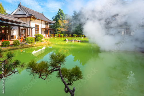 Fotografía Beppu, Japan - Nov 25 2022: Shiraike Jigoku hot spring in Beppu, Oita