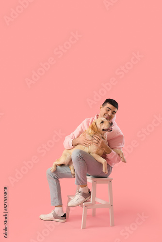 Young man with cute Labrado...