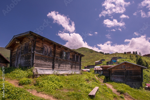 Highland houses made of stone and wood. Wooden highland houses built on the hill. Historical highland houses. Hazindak Highland Rize. Wooden plateau houses in Turkey. Hazindak Plateau Rize Türkiye.