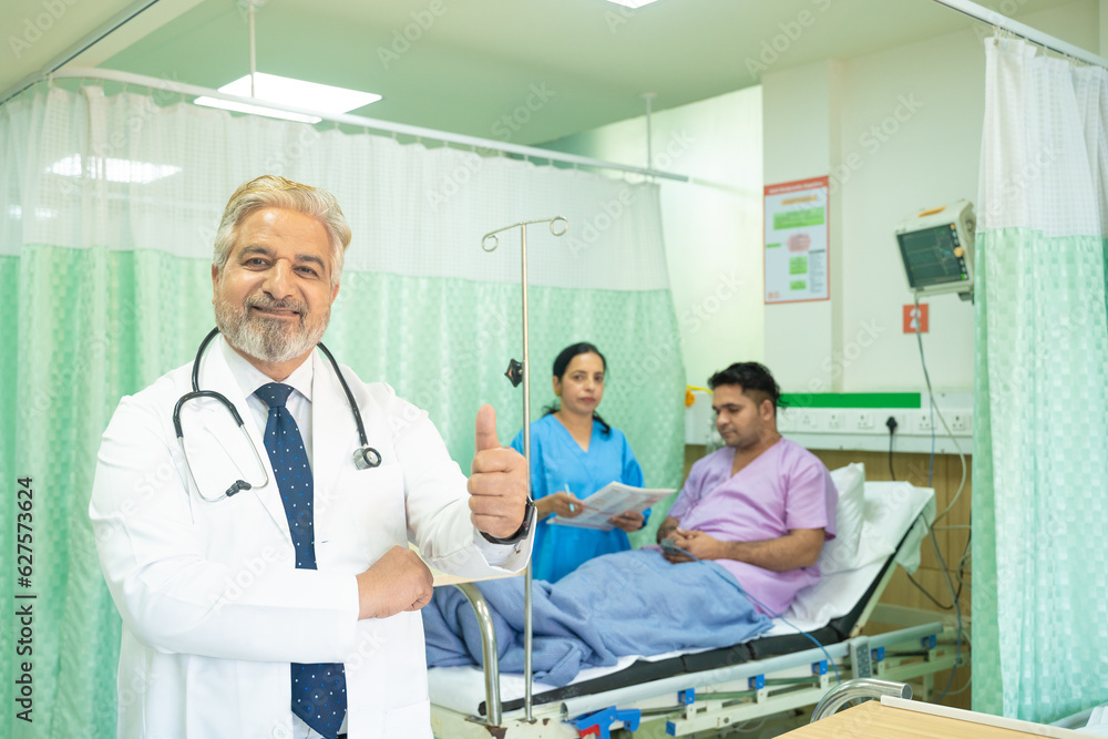 Obraz premium Doctor showing thumps up at hospital.