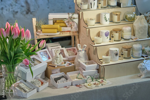 Fotografía beautiful market stall filled with handcrafted items at a seasonal fair