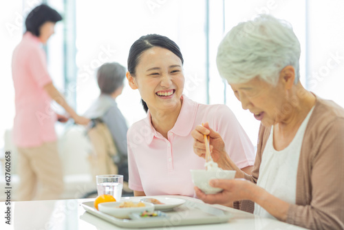 シニア女性と介護士