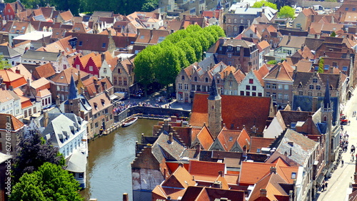 weiter Blick vom Belfort Turm auf schöne Stadt Brügge in Belgien mit Kanal und grünen Bäumen 