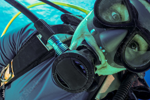 Close Up of Scuba Diving Woman © feel4nature