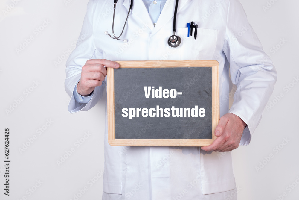 © HNFOTO - Arzt mit einer Tafel auf der Videosprechstunde steht © HNFOTO - Arzt mit einer Tafel auf der Videosprechstunde steht