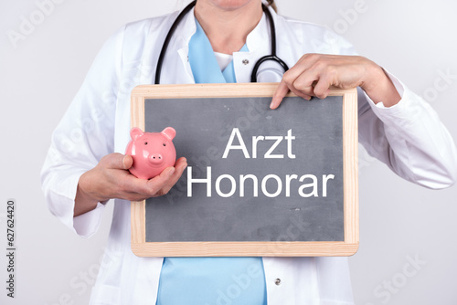 Ärztin mit einem Sparschwein und einer Tafel auf der Arzt Honorar steht