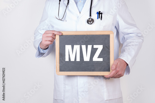 Arzt mit einer Tafel auf der MVZ steht für Medizinisches Versorgungszentrum