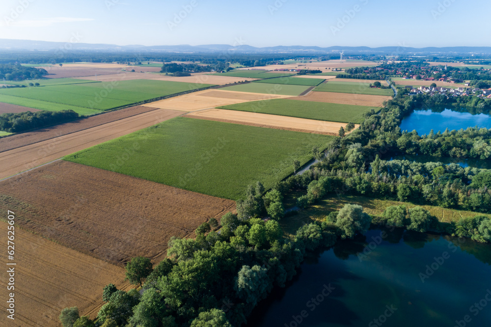 Luftaufnahme von einer Landschaft mit Feldern, Wald und Wiesen
