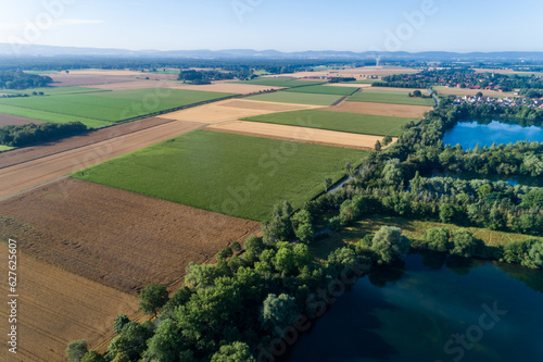 Luftaufnahme von einer Landschaft mit Feldern  Wald und Wiesen
