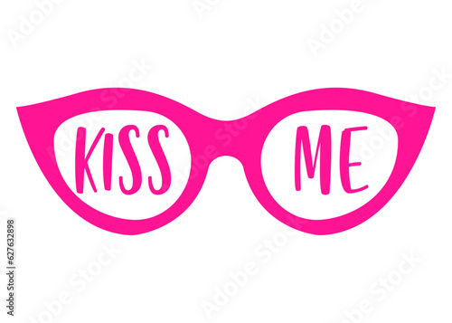Logo del día de San Valentín. Silueta aislada de gafas de sol de mujer con letras palabra kiss me en texto manuscrito para su uso en invitaciones y tarjetas