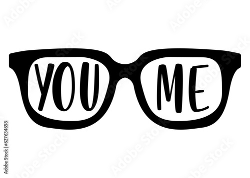 Logo aislado con silueta de gafas de sol con palabra you and me en texto manuscrito para su uso en invitaciones y tarjetas