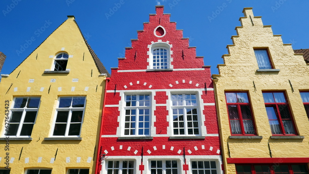 schöne mittelalterliche bunt gestrichene Häuser in Brügge unter blauem Himmel