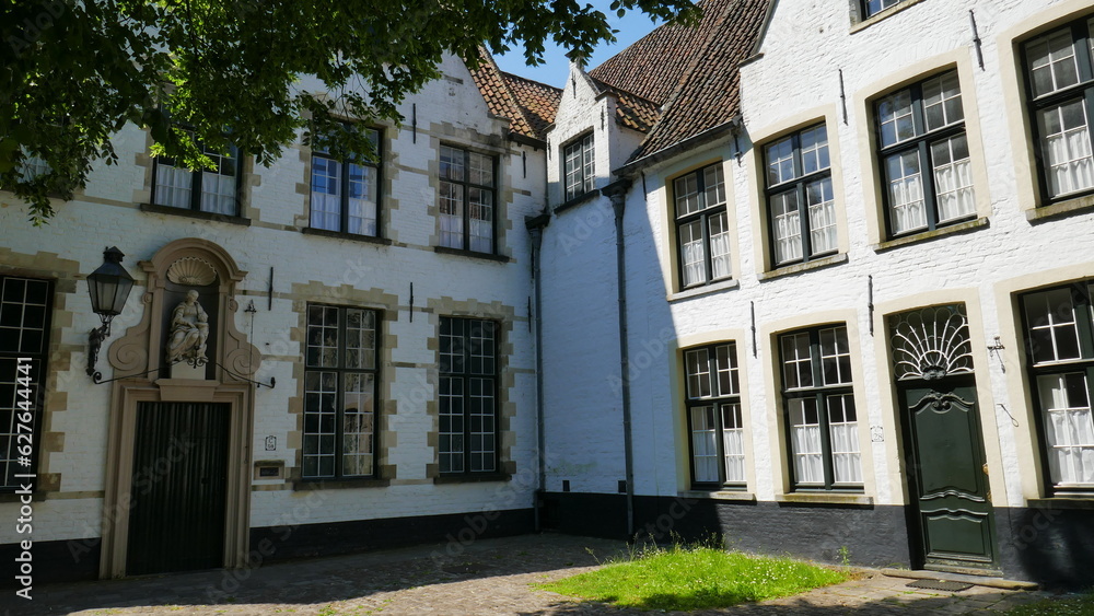 schönes Schwesternhaus des Beguinen-Ordens in Brügge in Belgien in einem großen Park schönes Schwesternhaus des Beguinen-Ordens in Brügge in Belgien in einem großen Park