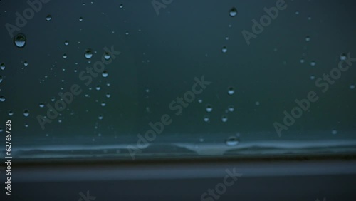 雨の日、水滴が落ちる