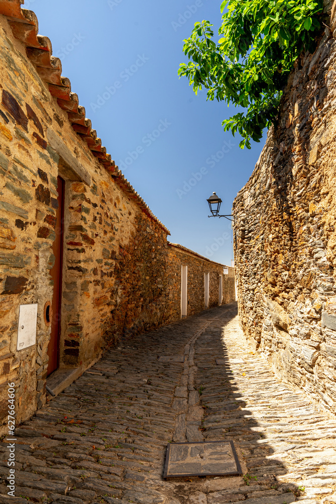 Jedna z wąskich kamiennych uliczek w Monsaraz, Portugalia. 
