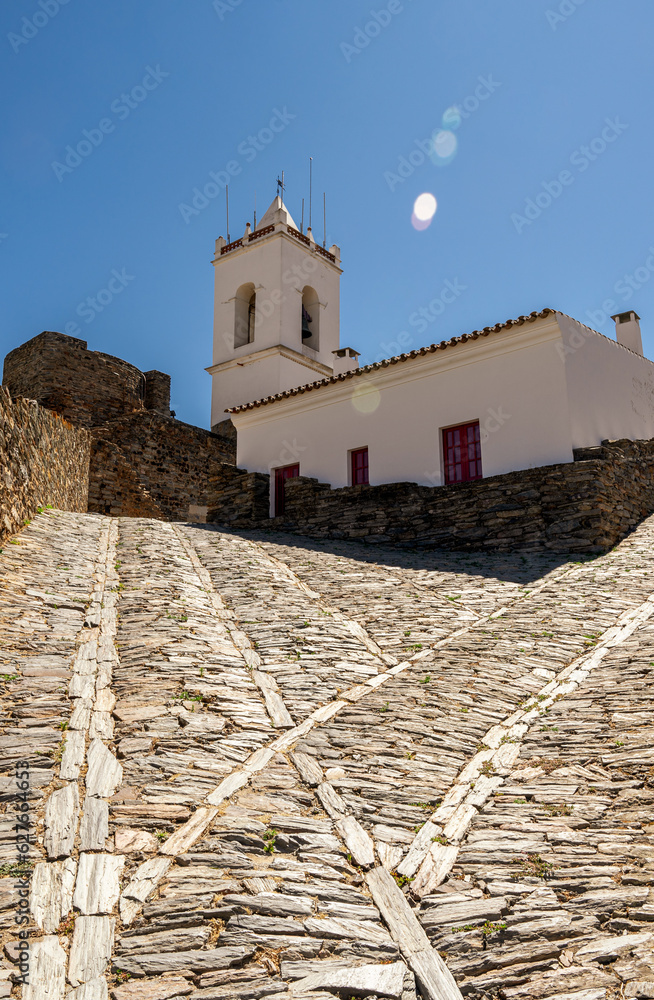 Typowe białe zabudowania dla miasteczka Monsaraz, region Alentejo w Portugali.