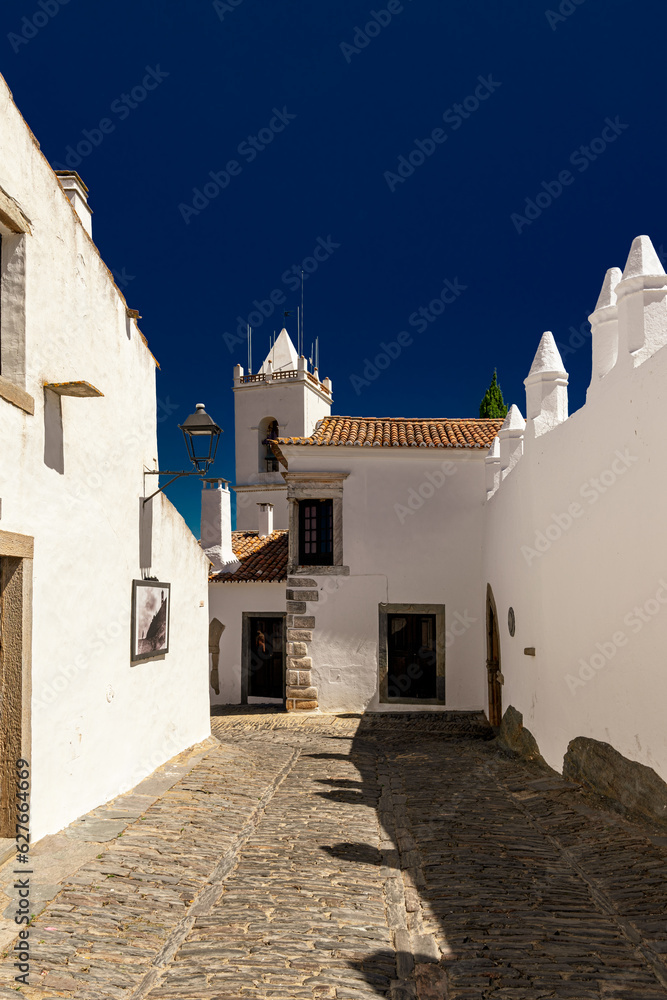 Typowe białe zabudowania dla miasteczka Monsaraz, region Alentejo w Portugali.