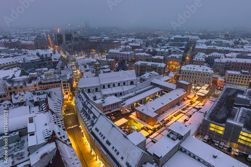 Blick auf die Augsburger Fu  g  ngerzone und den Stadtmarkt an einem winterlichen Abend im Dezember
