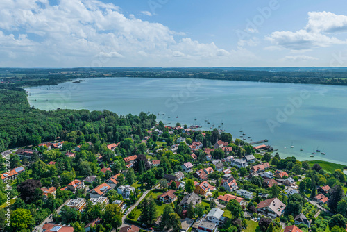 Ausblick über Schondorf zum nördlichen Ammersee in Oberbayern